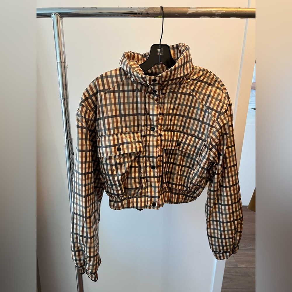 Zara cropped light puffer jacket in size XS